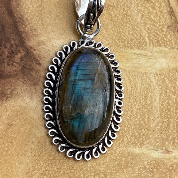Labradorite Pendant - Picture 9 of 13